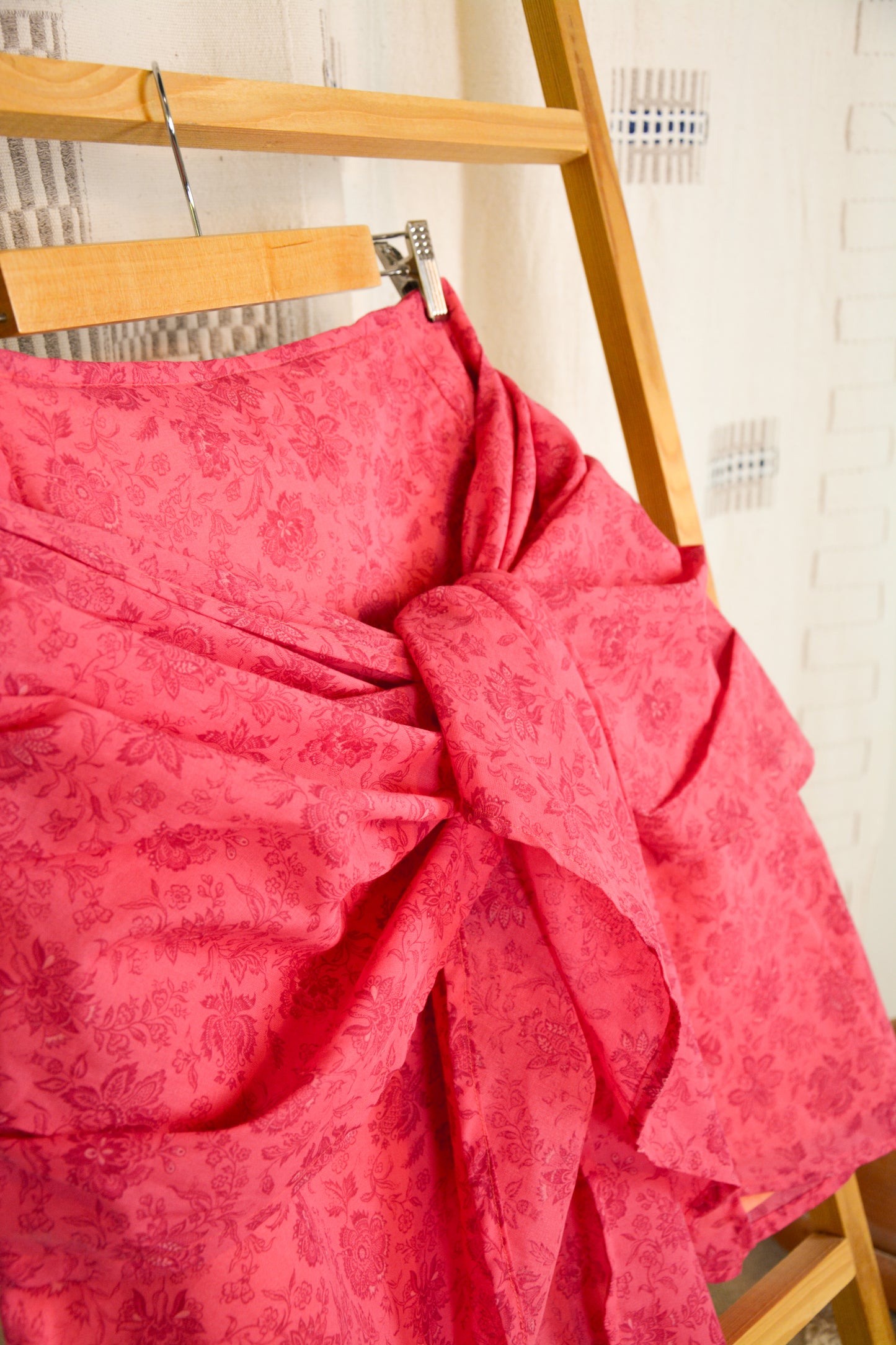 jupe rose à motif fleuri avec drapés sur le devant
